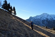 21 Per tracce e a vista saliamo i ripidi pascoli verso l'Arete 